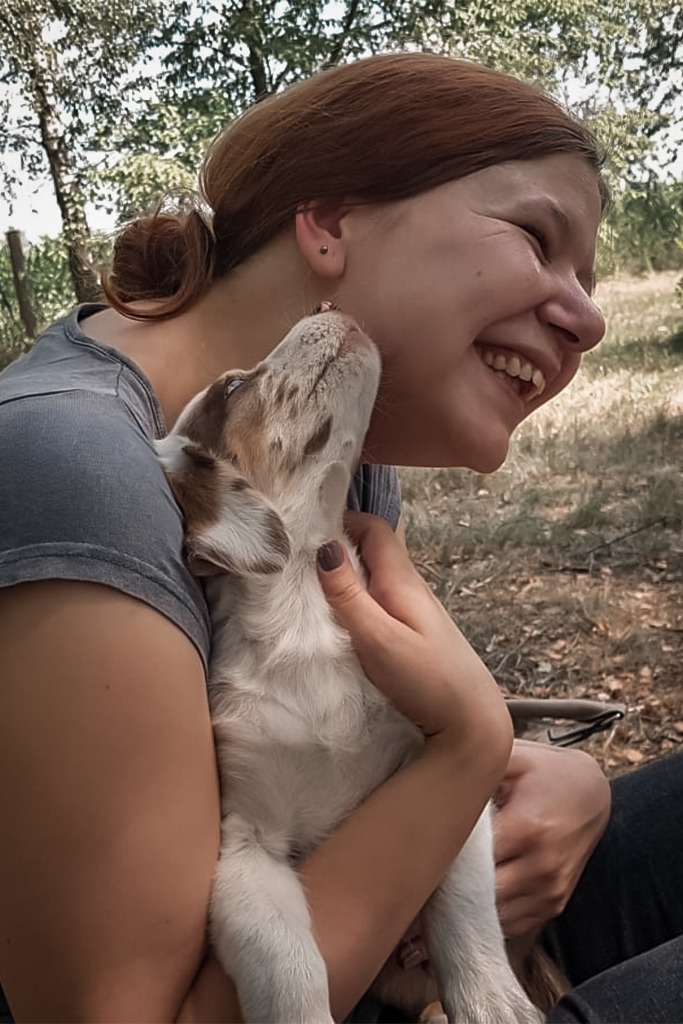 Hundefotografin Just Ci beim liebevollen Umgang mit einem Hund