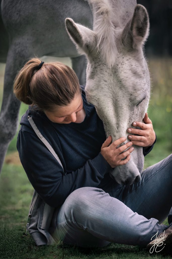 Emotionales Tierportrait von einem Muli und seiner Besitzerin beim Pferdeshooting in Twistringen