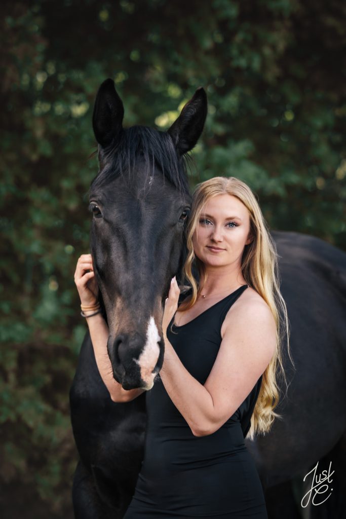Ausdrucksstarke Tierfotografie von einer Besitzerin mit ihrem Dressurkracher bei einem Pferdeshooting in Niedersachsen