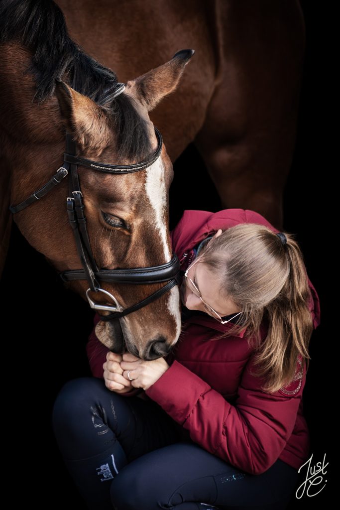 Innige Pferdefotografie von einer Besitzerin die mit Ihrem Pferd kuschelt bei einem Pferdeshooting in Vechta