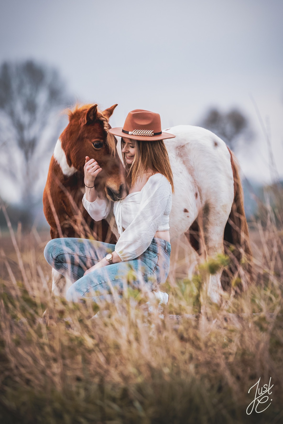 inniges Pferdefoto von einem Shetty und seine Besitzerin bei einem Shooting im Freien in Niedersachsen