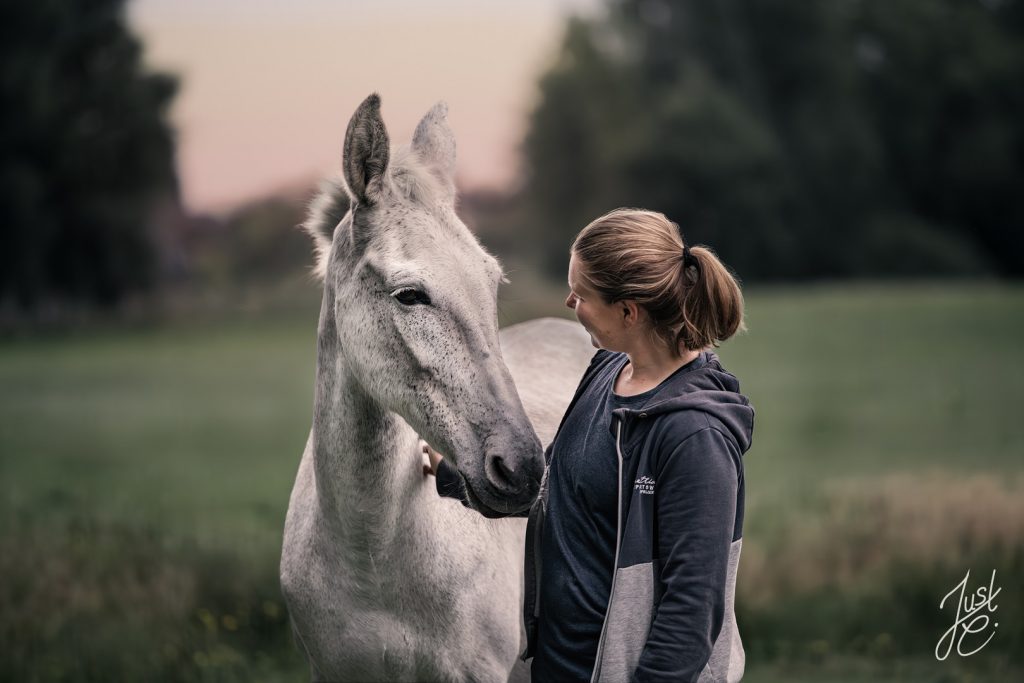 emotionale Tierfotorgafie von einem Muli und seiner Besitzerin beim Pferdeshooting in Twistringen